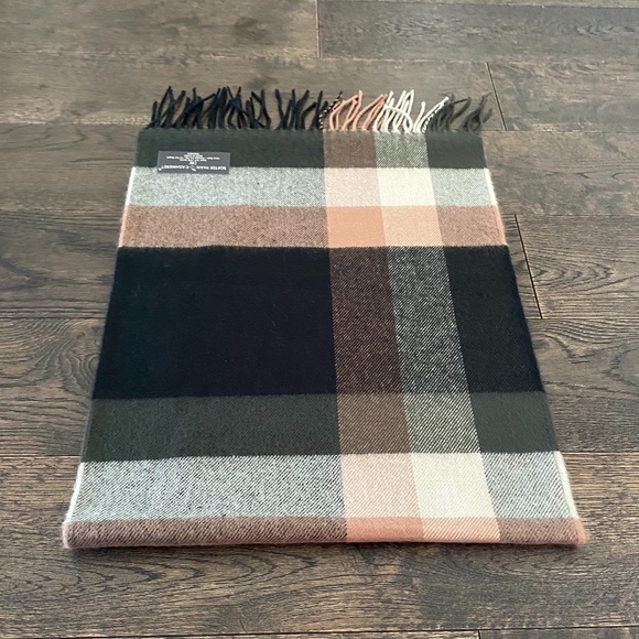 Soft!! Plaid Fringe-Hem Scarf, Black and Pink, NWT - Picture 1 of 5